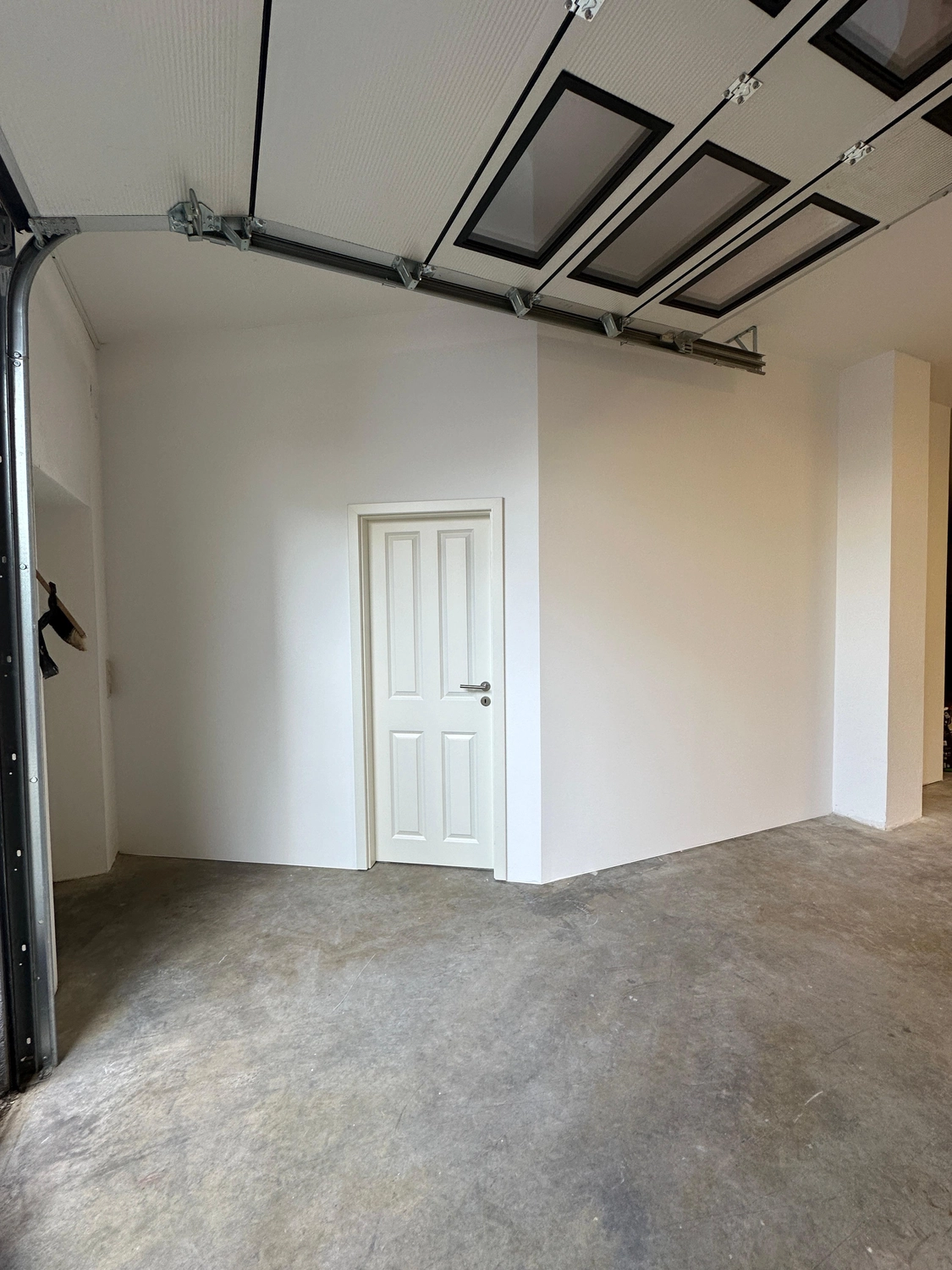 Karello Raumdesign - Trockenbauarbeiten - Trockenbau-Trennwand-Büro-Nachher