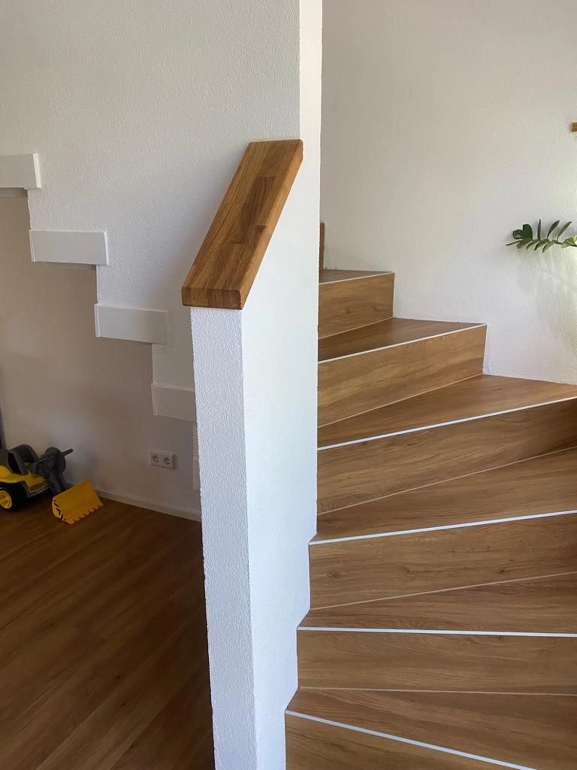 Karello Raumdesign - Treppenhaus - Treppenverkleidung-Flur-Wuerzburg-Nachher