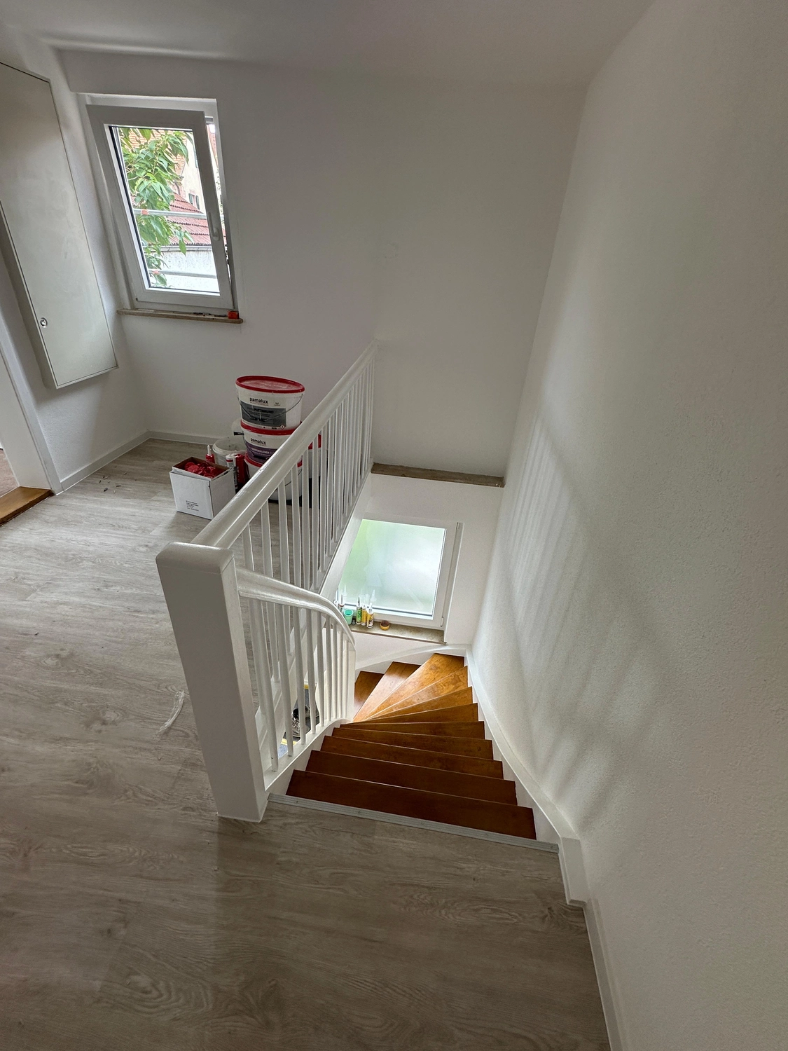 Karello Raumdesign - Treppenhaus - Treppe-Lackieren-Wuerzburg-Vorher